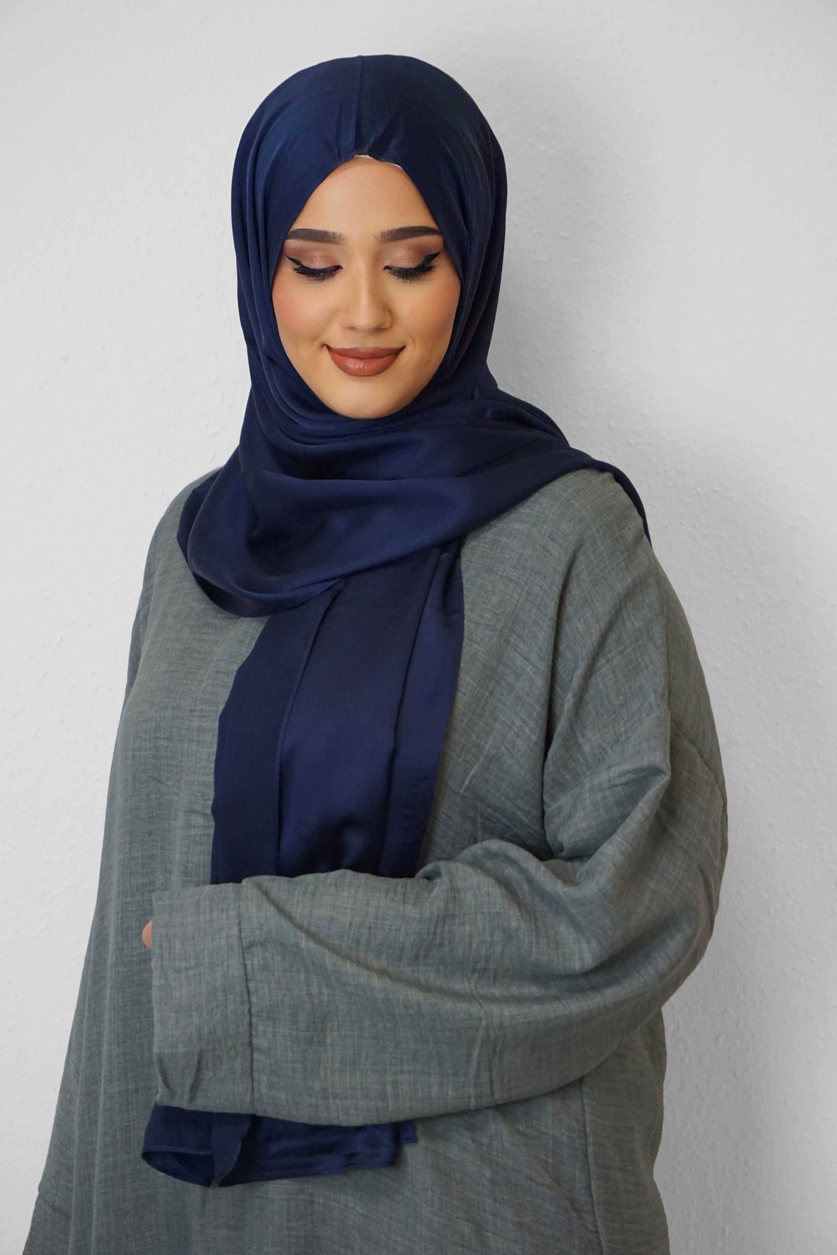 Satin Classic Hijab Dunkelblau