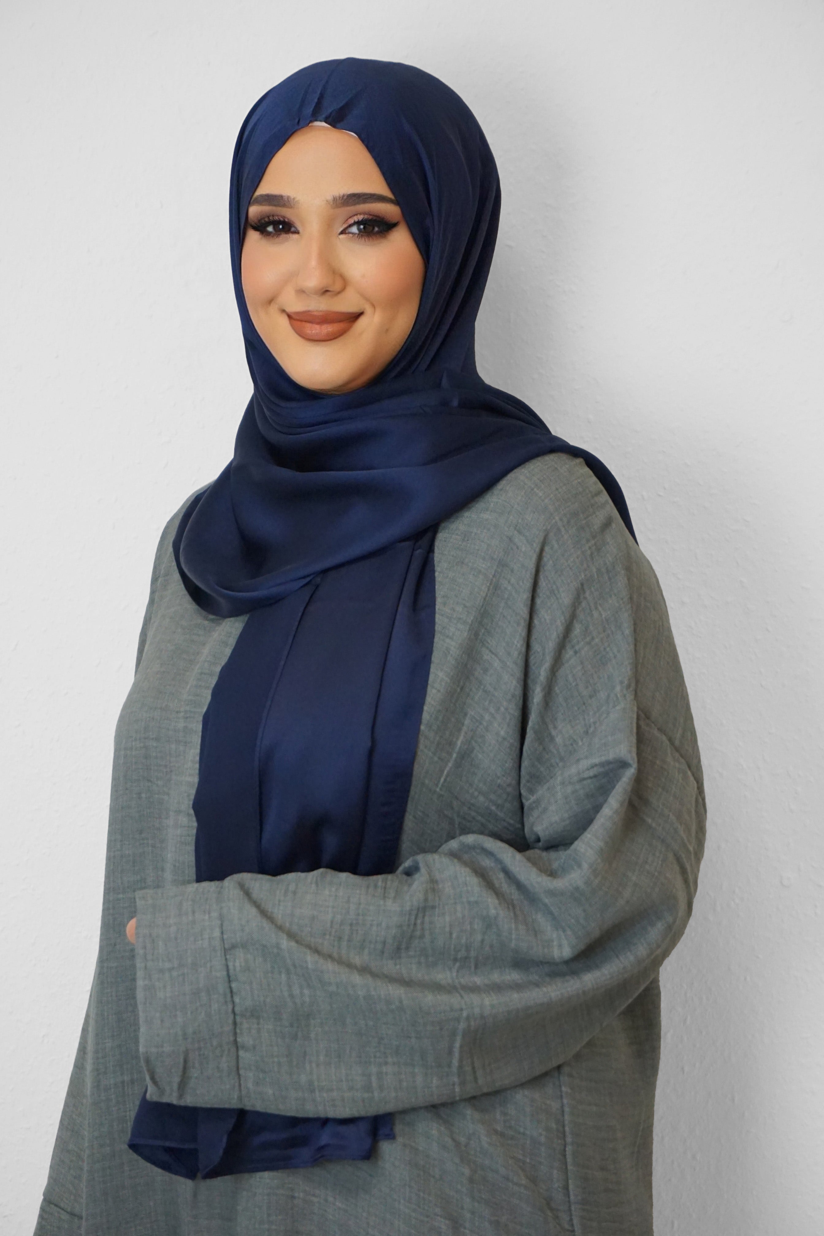 Satin Classic Hijab Dunkelblau