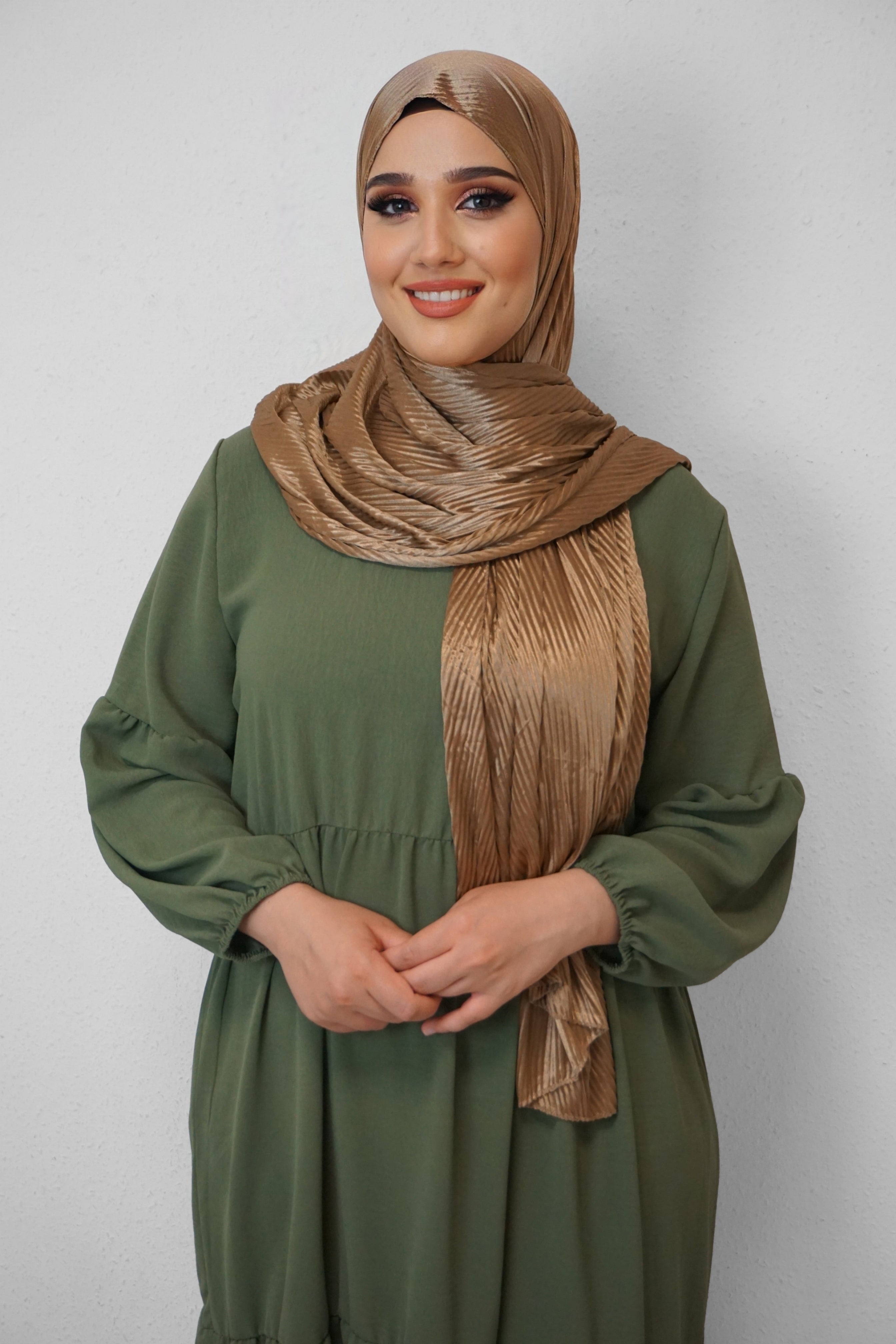 Satin Hijab Plissiert Goldbraun