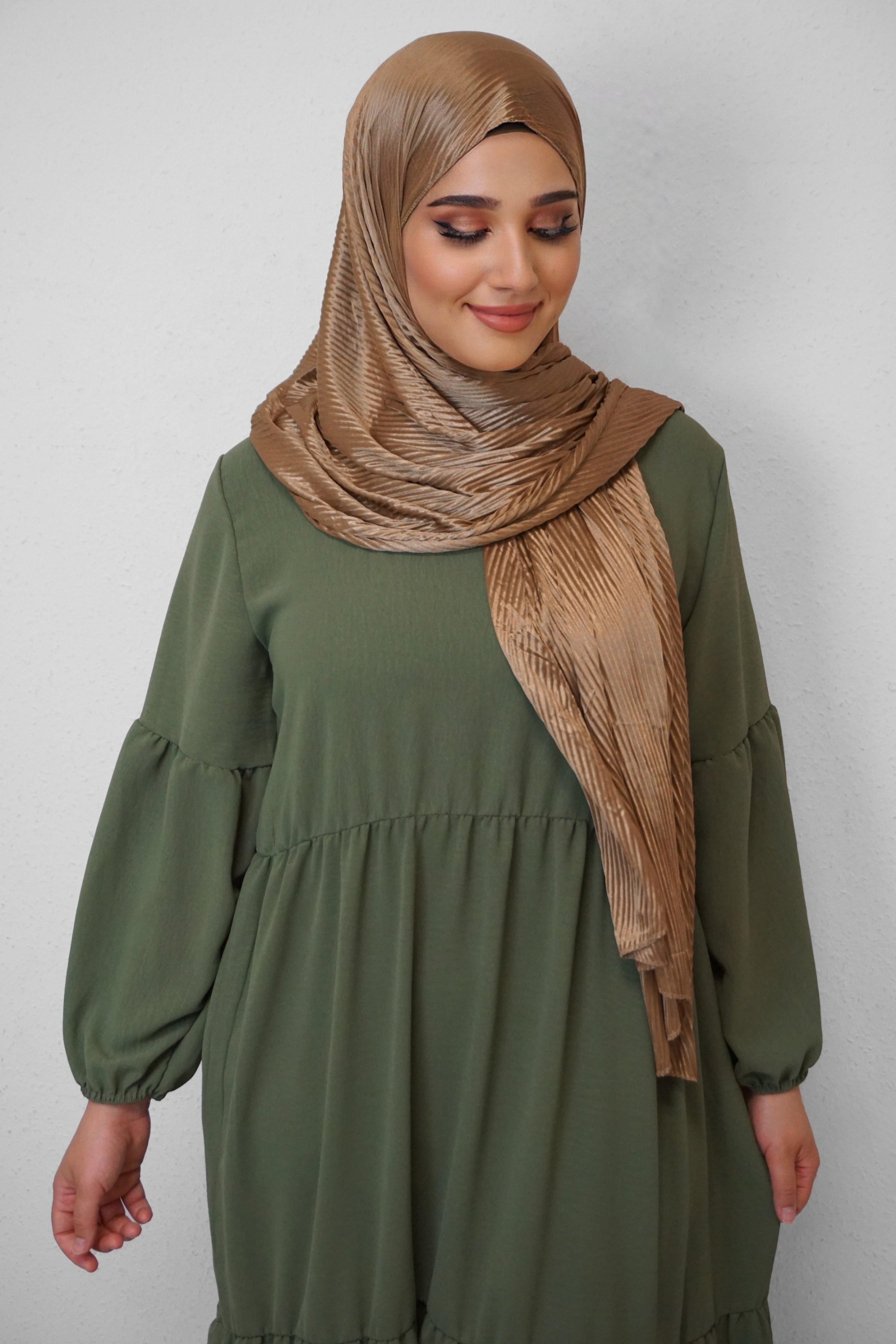 Satin Hijab Plissiert Goldbraun