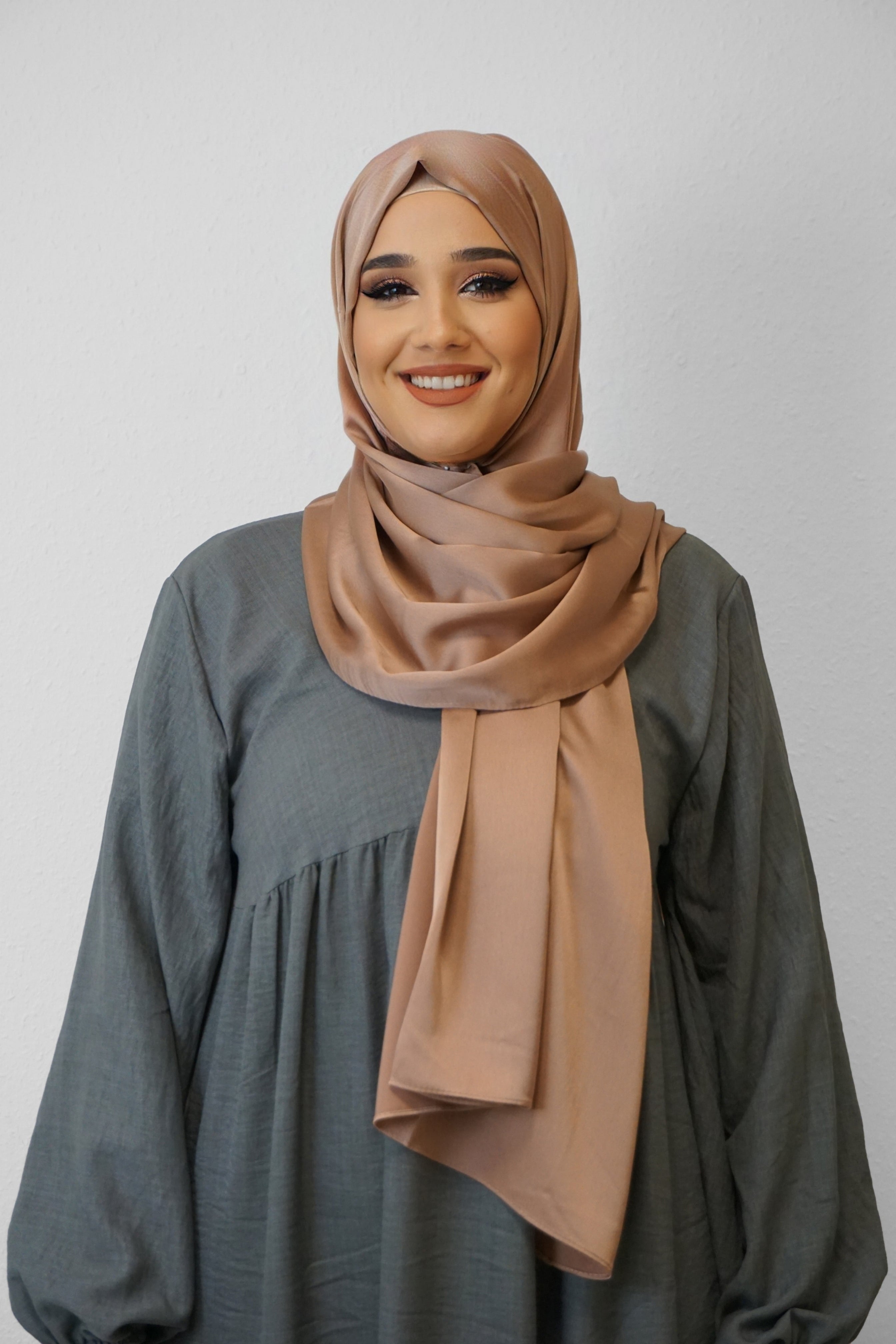 Satin Classic Hijab Goldbraun 2