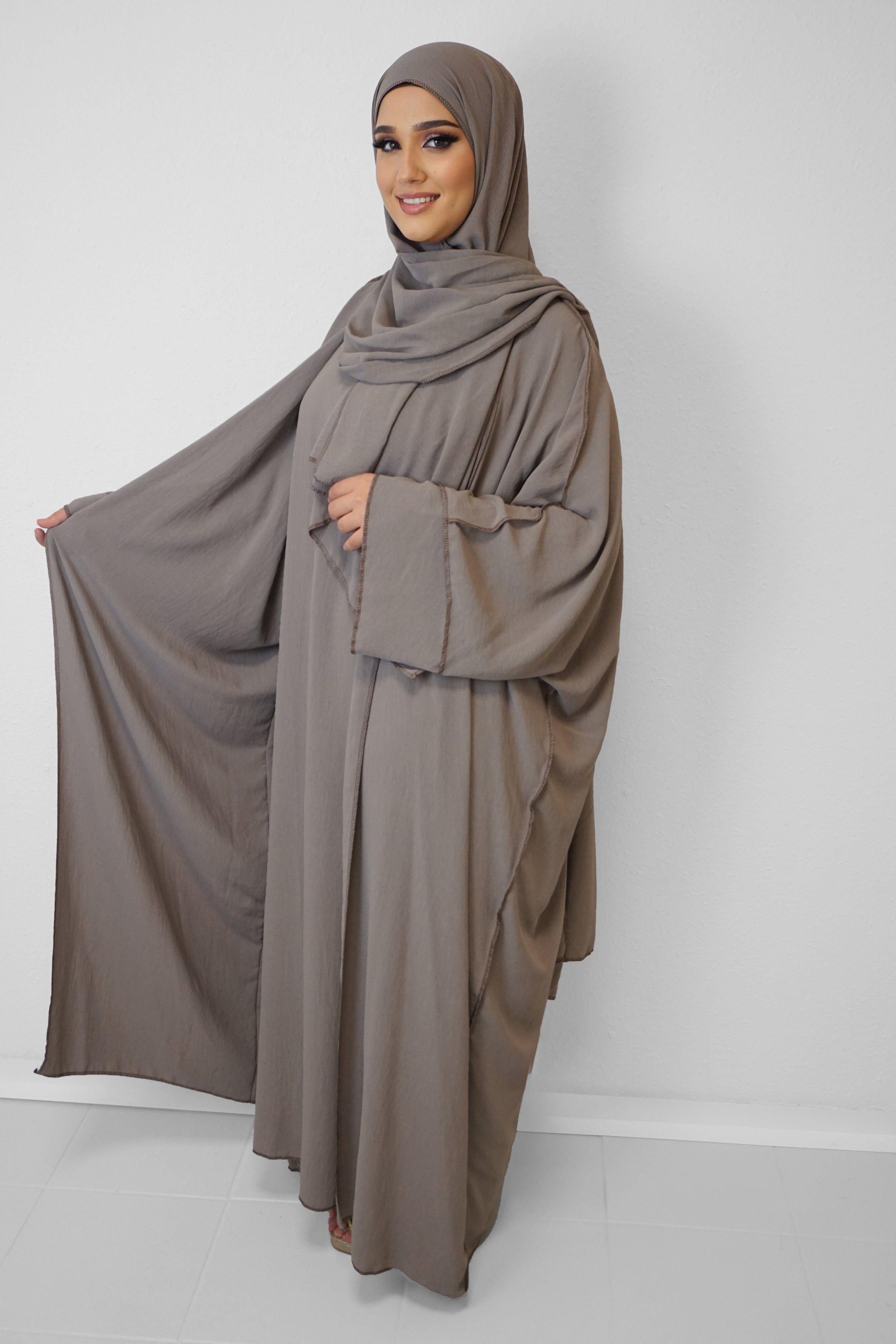 Abaya Naima Schwarz – Eleganz in Taupe