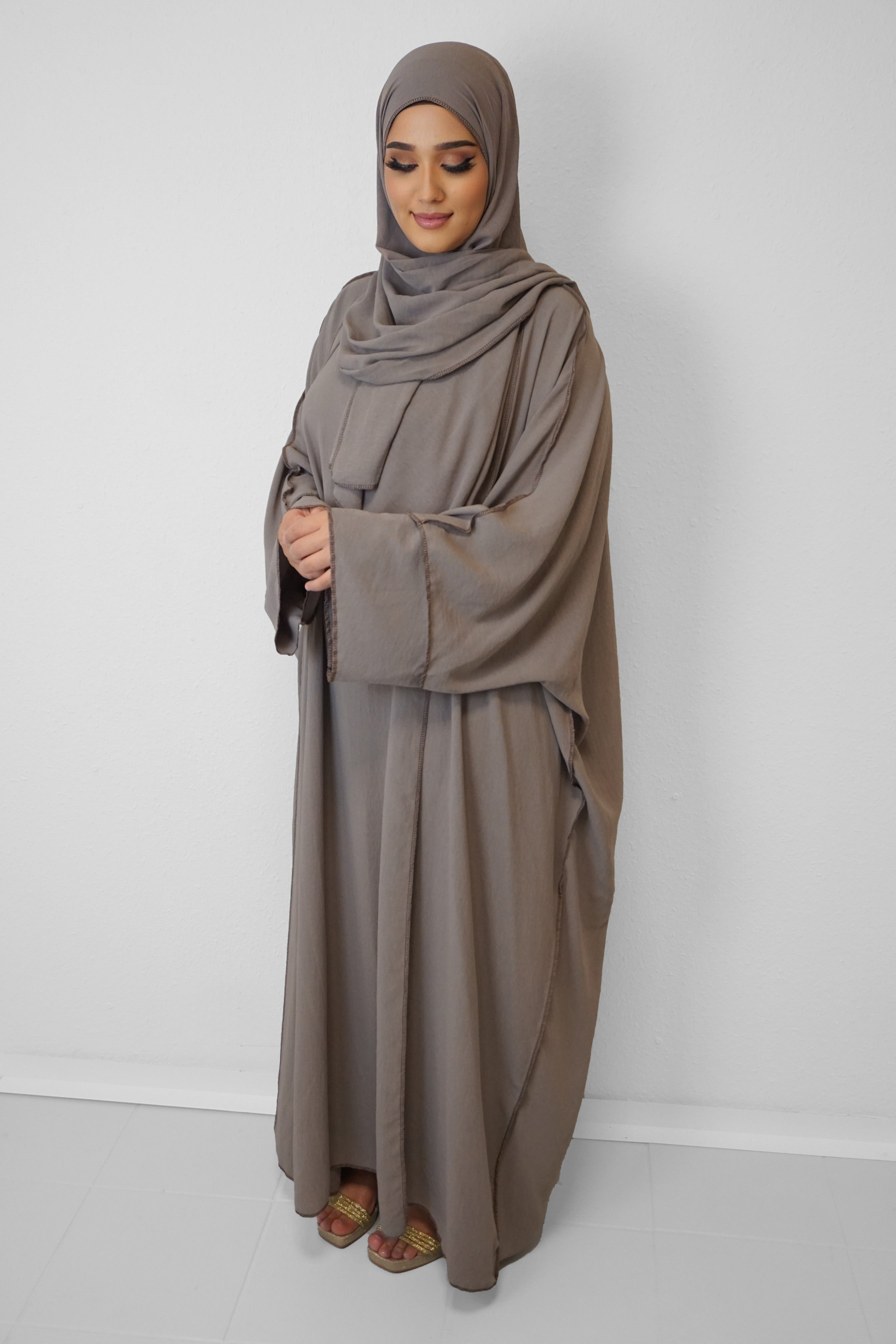 Abaya Naima Schwarz – Eleganz in Taupe
