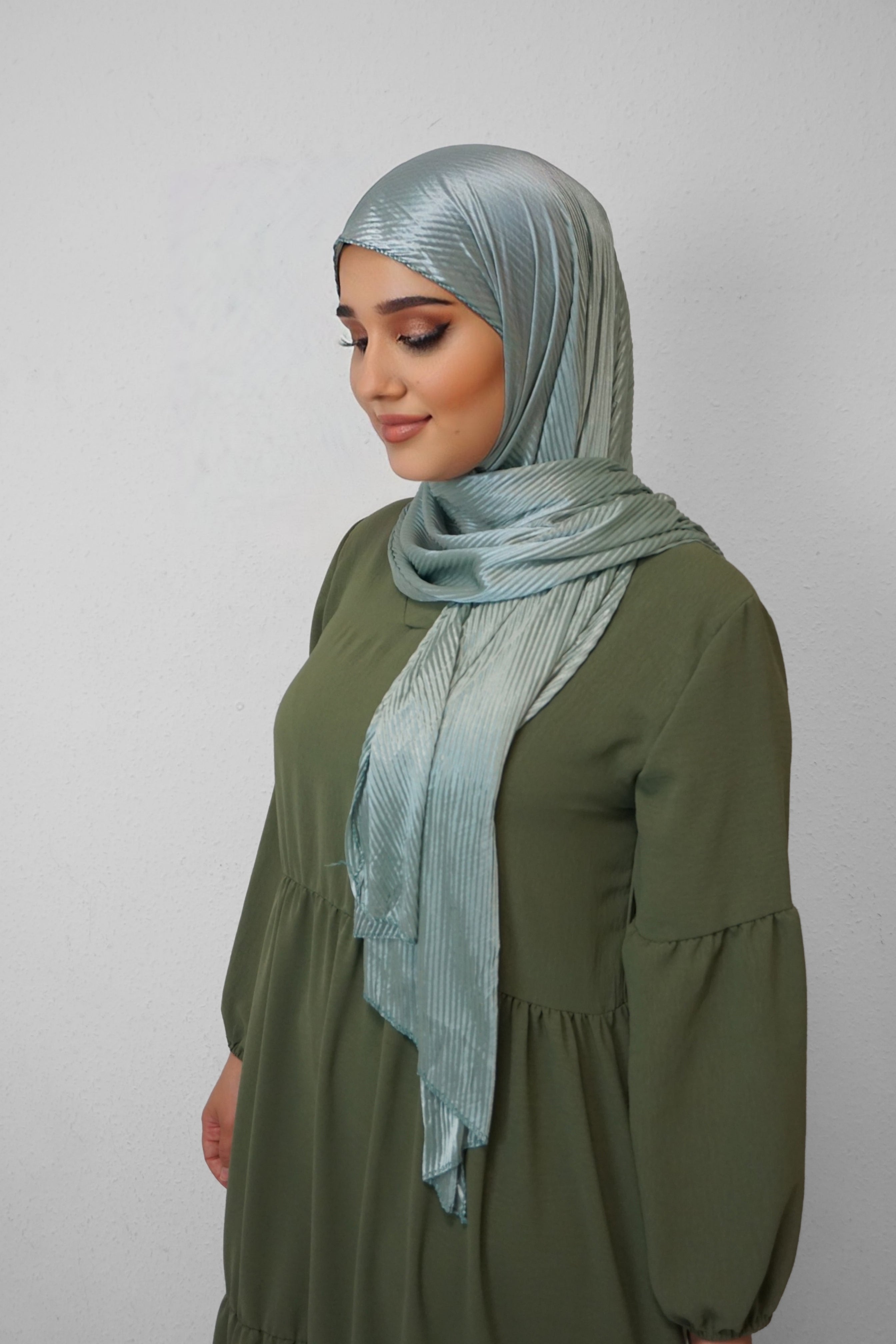 Satin Hijab Plissiert Pistaziengrün