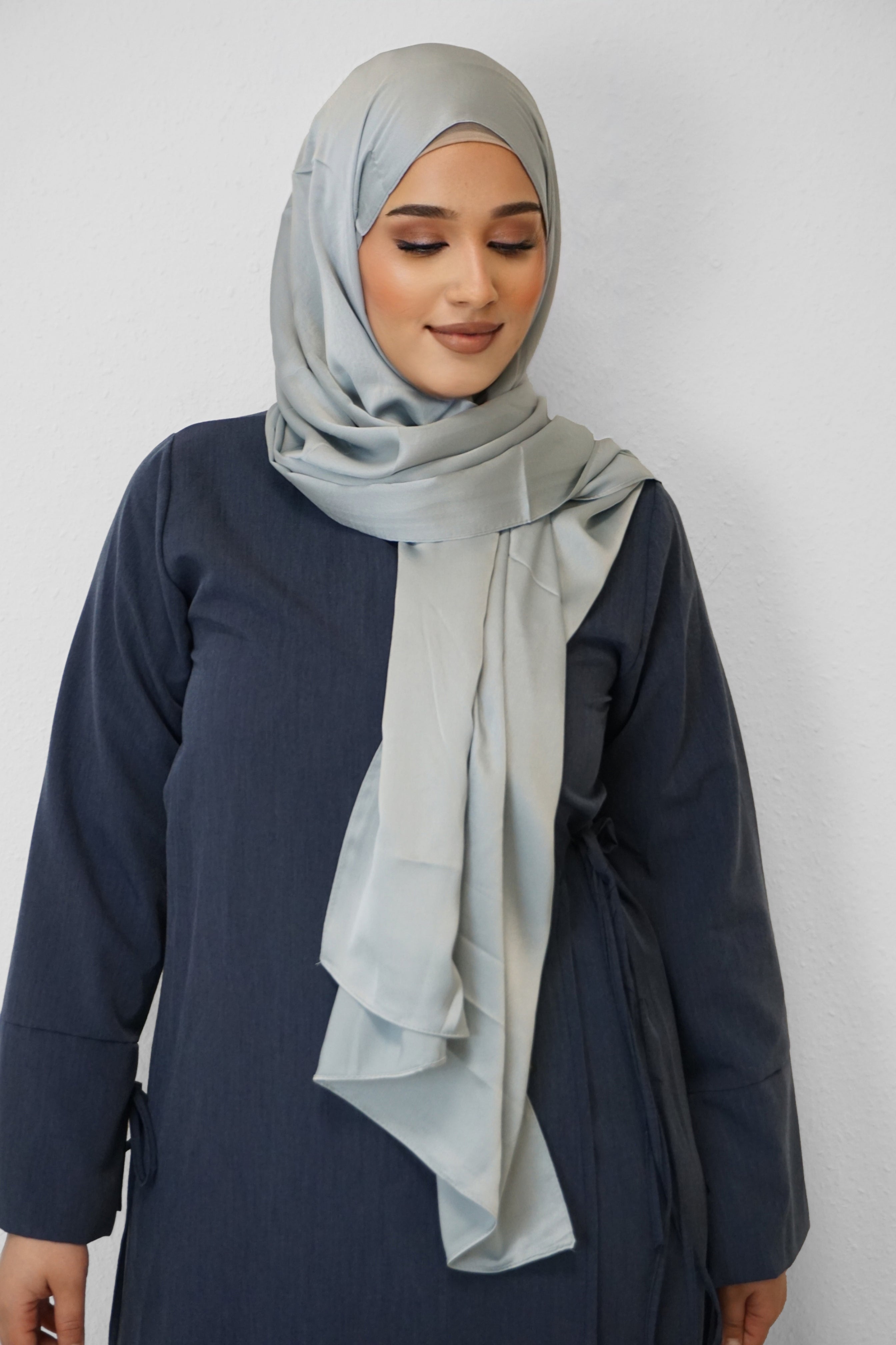 Satin Classic Hijab Hellgrau