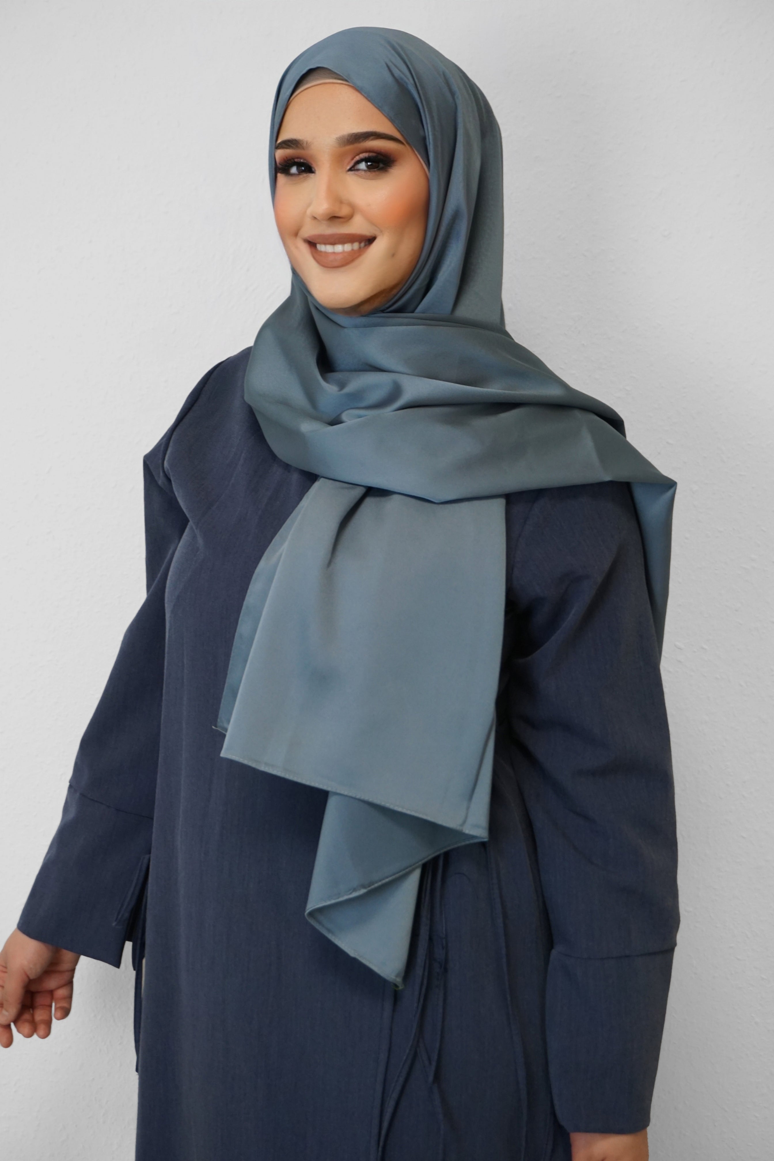 Satin Classic Hijab Blaugrau