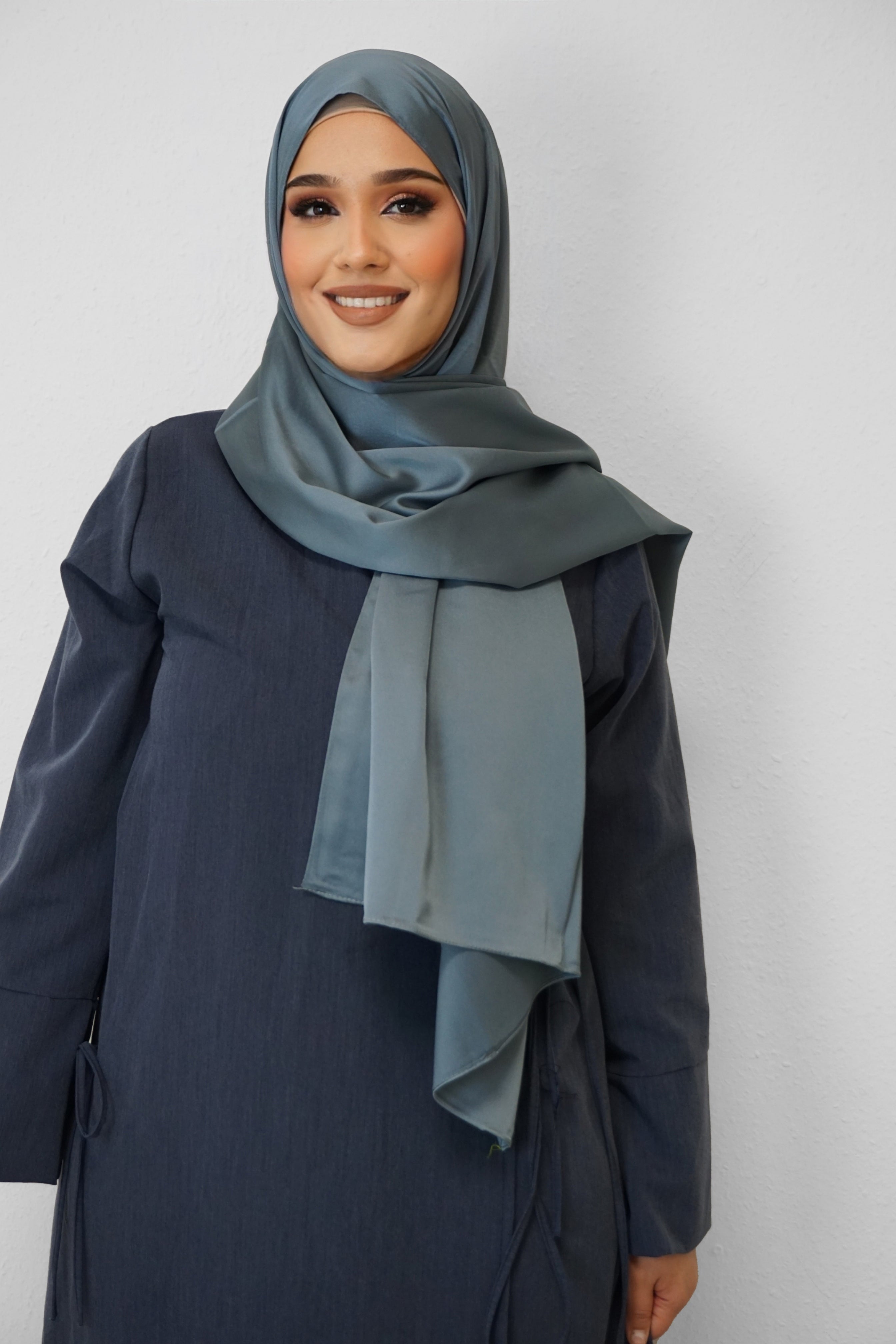 Satin Classic Hijab Blaugrau