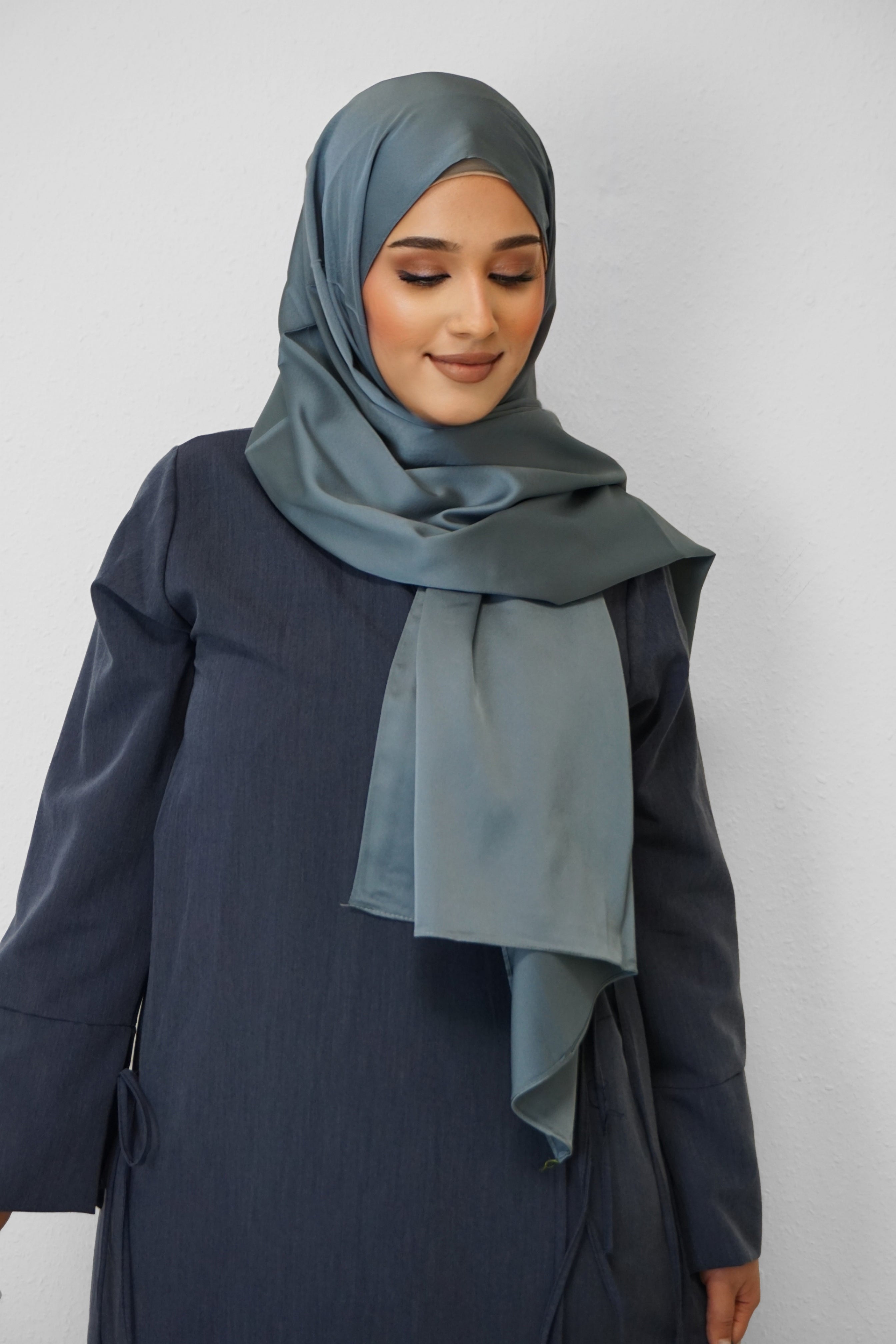 Satin Classic Hijab Blaugrau