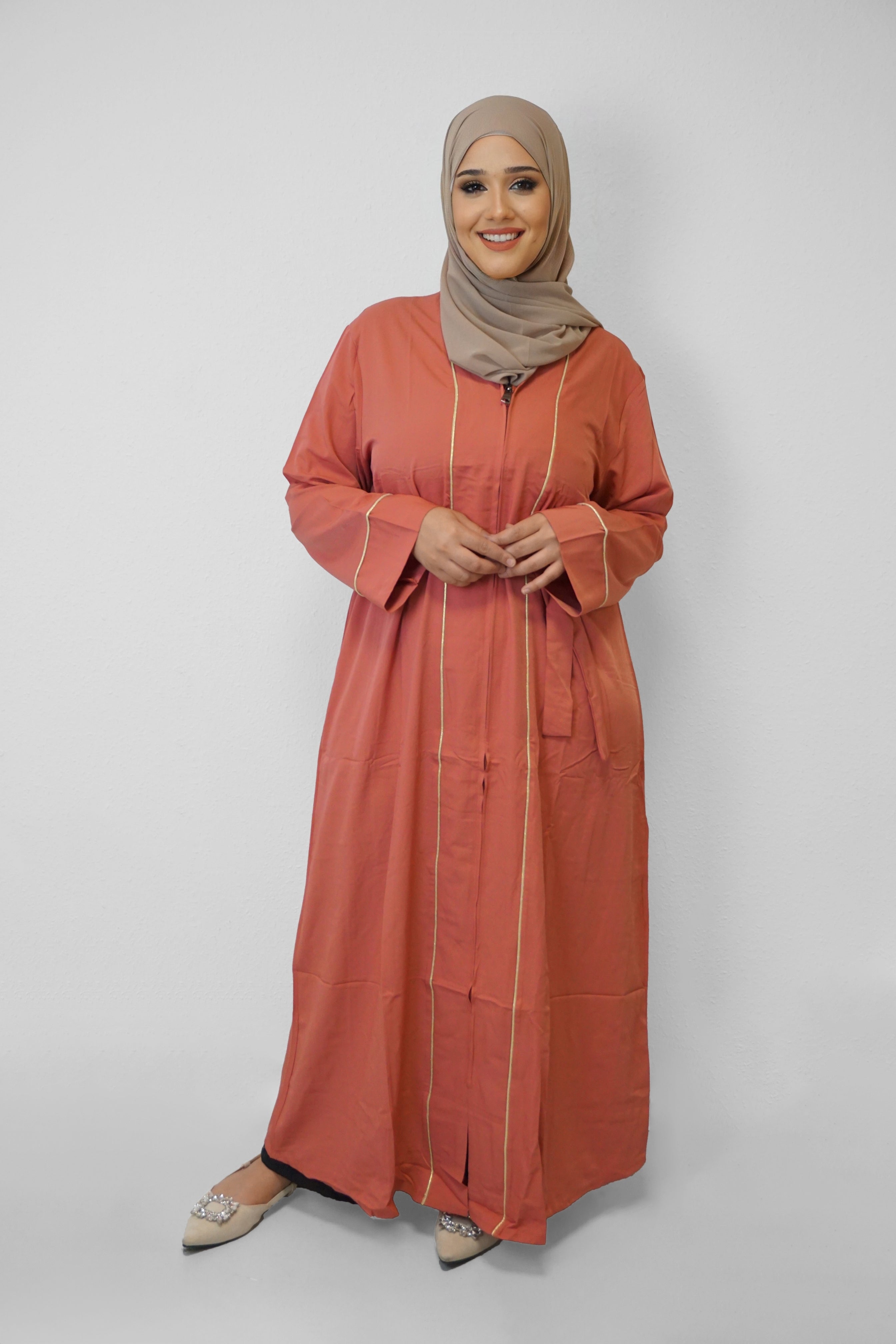 Abaya Namika mit Reisverschluss Karotte