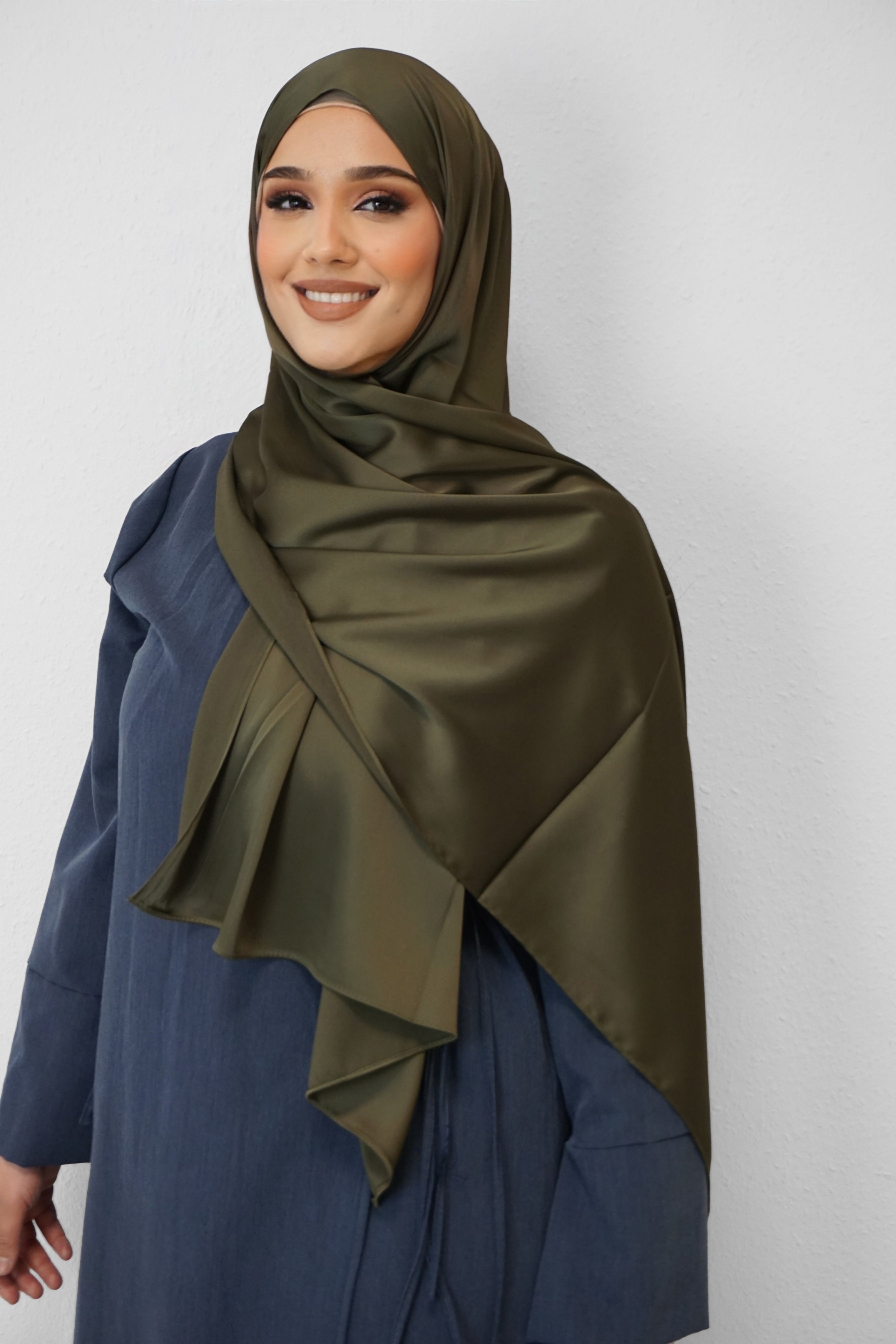 Satin Classic Hijab Moosgrün