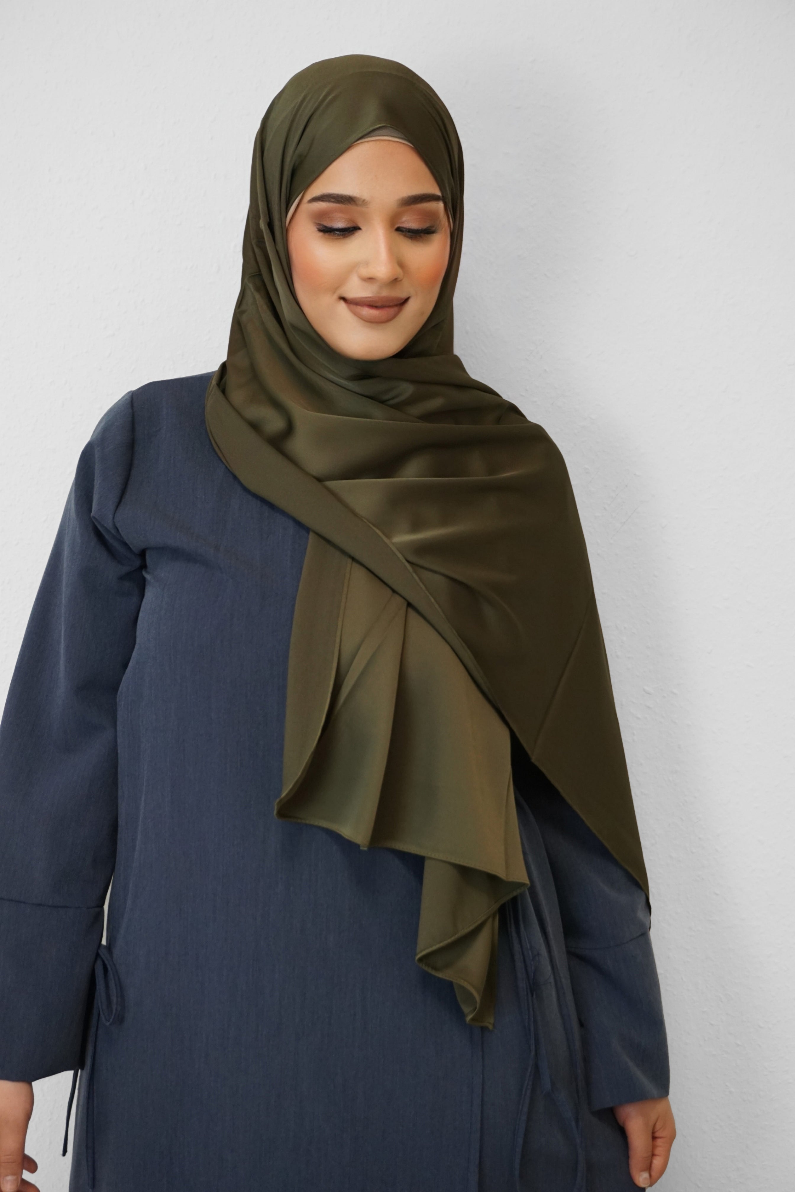 Satin Classic Hijab Moosgrün