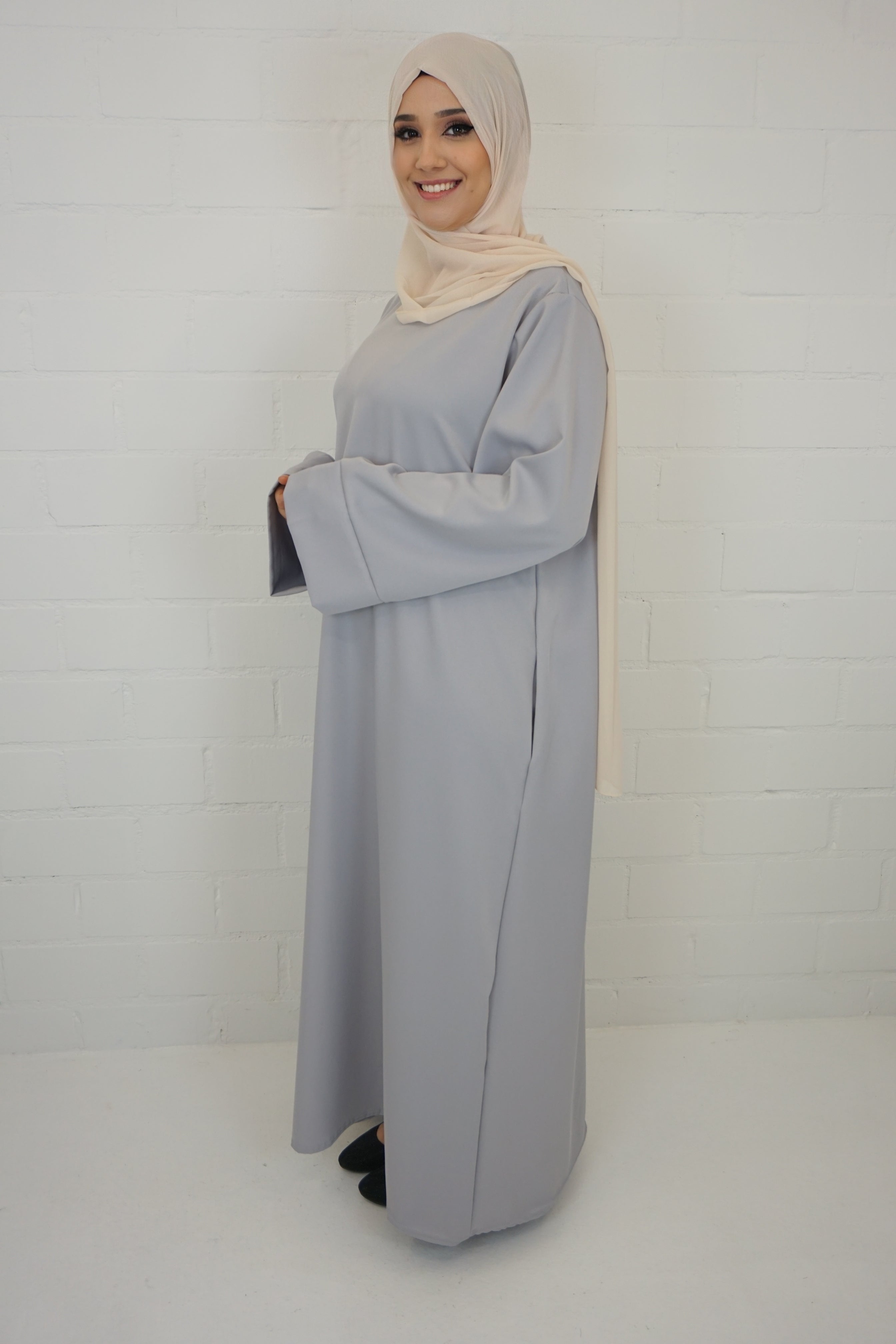 Abaya Amara Silbergrau