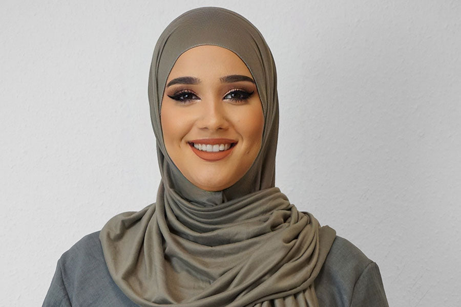 So rocken Sie Chiffon-Hijabs im Winter: Tipps und Tricks zum Lagenlook