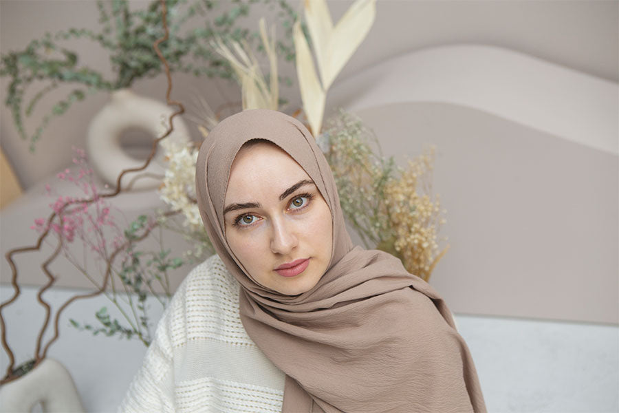 Wie man ein Satin-Hijab richtig stylt