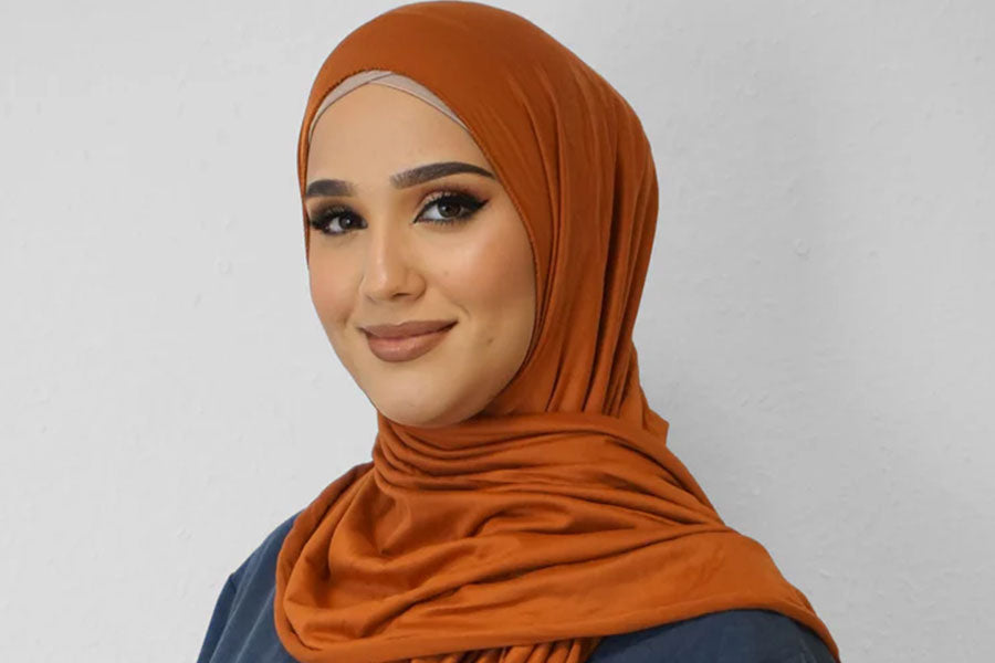 Wie verwendet man Scrunchies für Volumen unter einem Jersey-Hijab