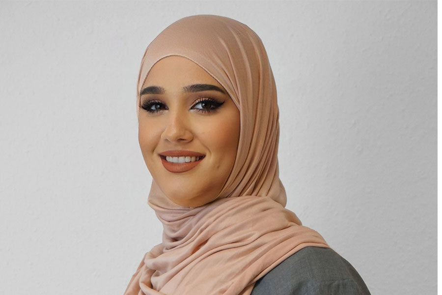 Winter-Styleguide: Bleiben Sie gemütlich und schick mit Jersey-Hijabs