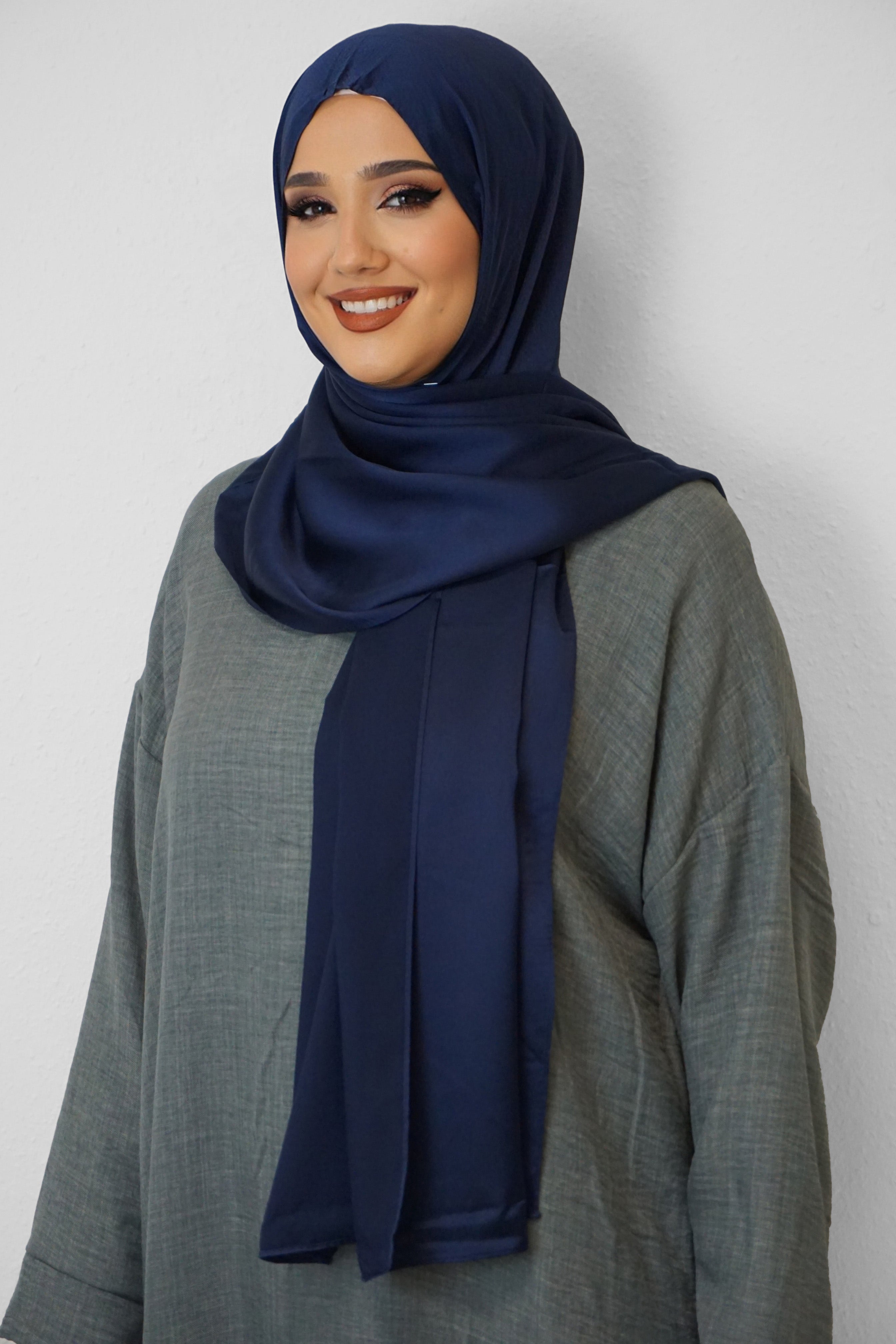 Satin Classic Hijab Dunkelblau