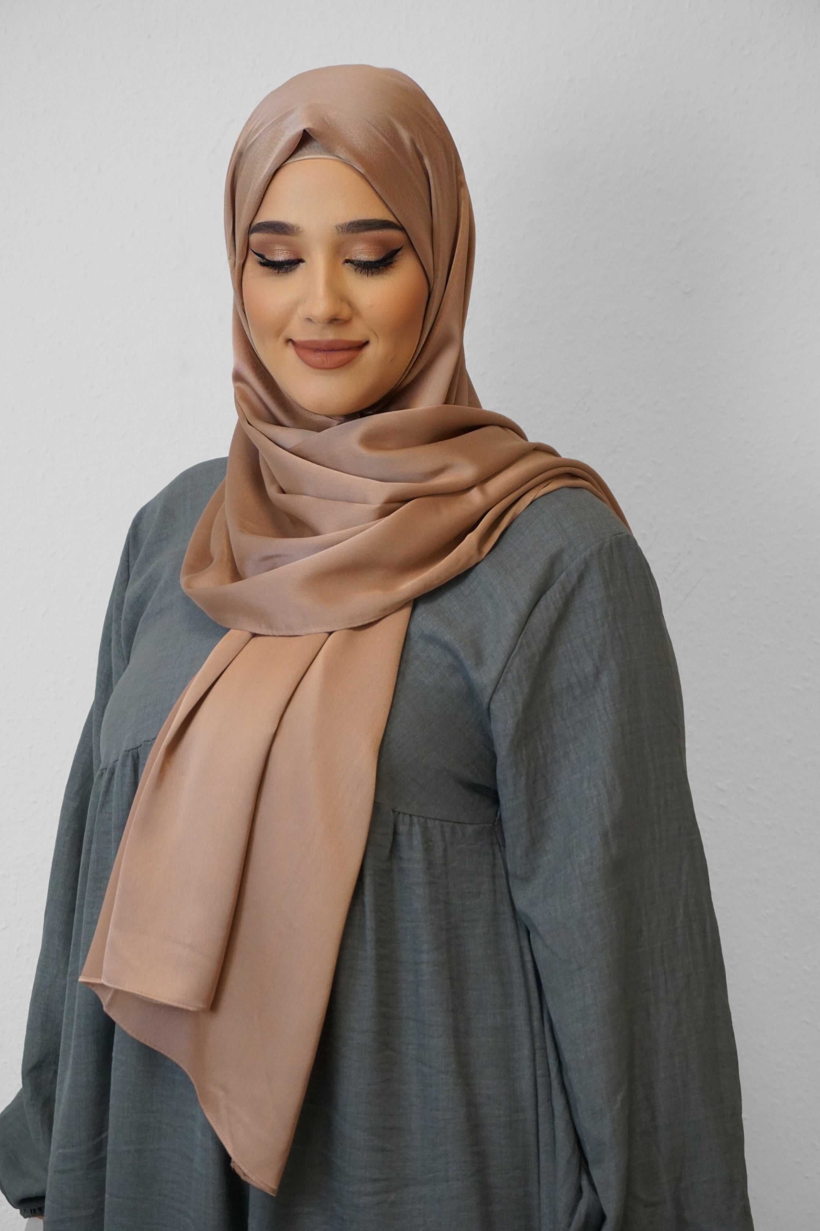 Satin Classic Hijab Goldbraun 2