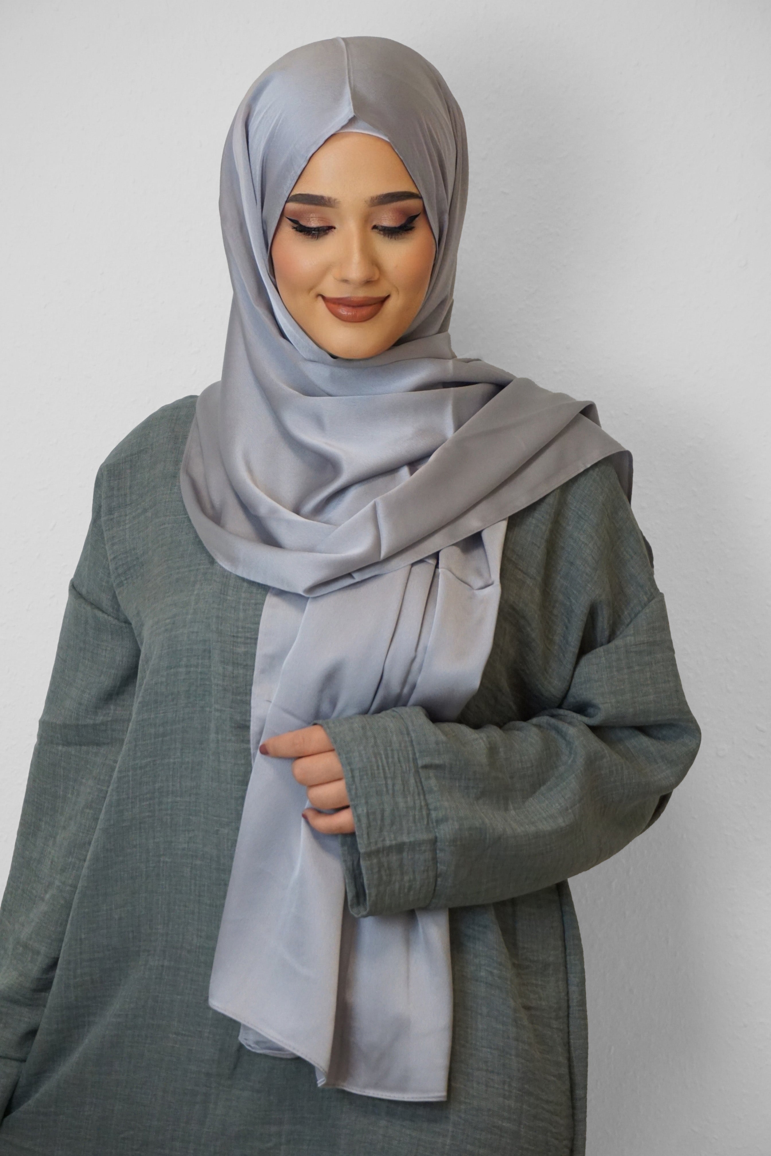 Satin Classic Hijab Grau