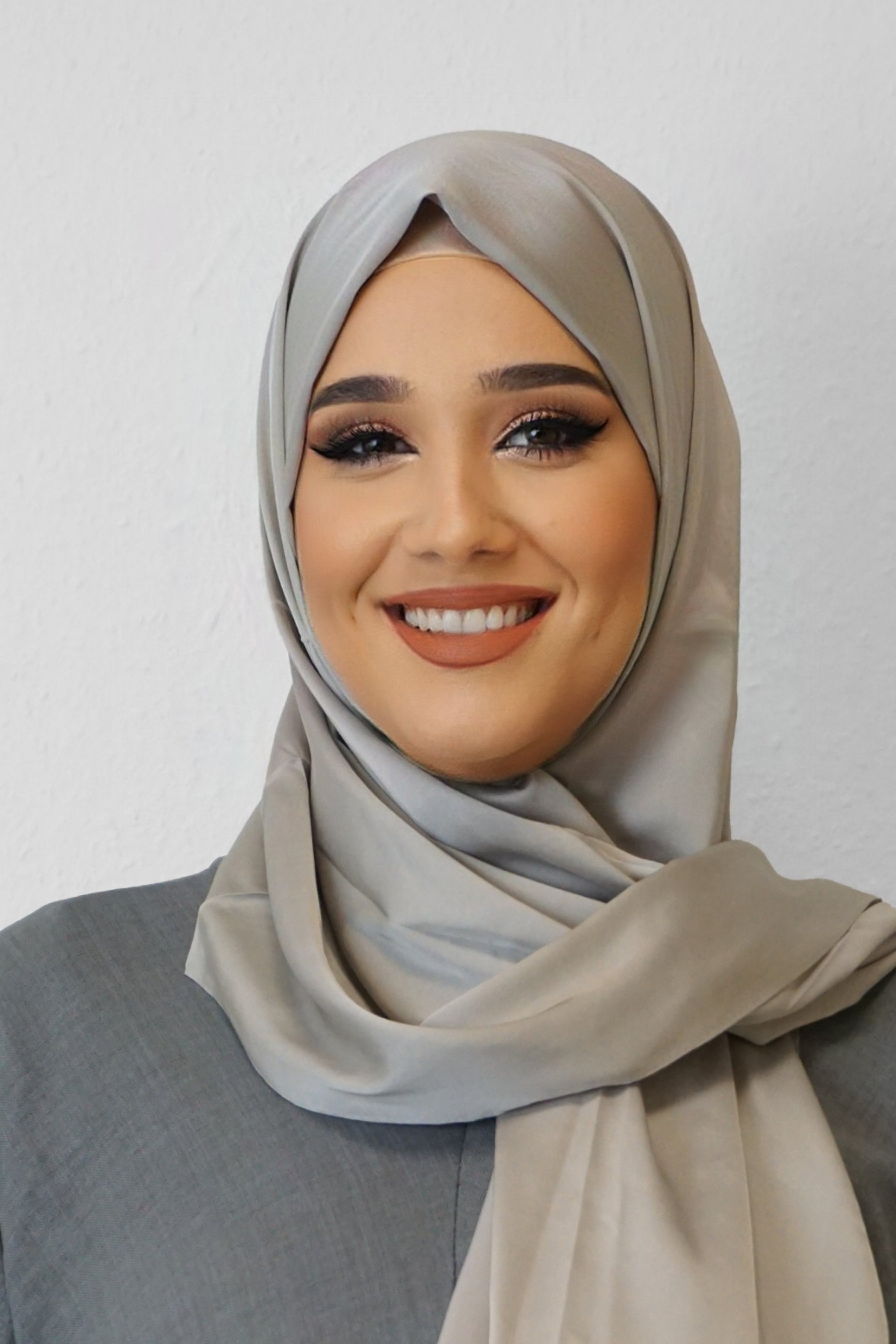 Satin Classic Hijab Erdgrau