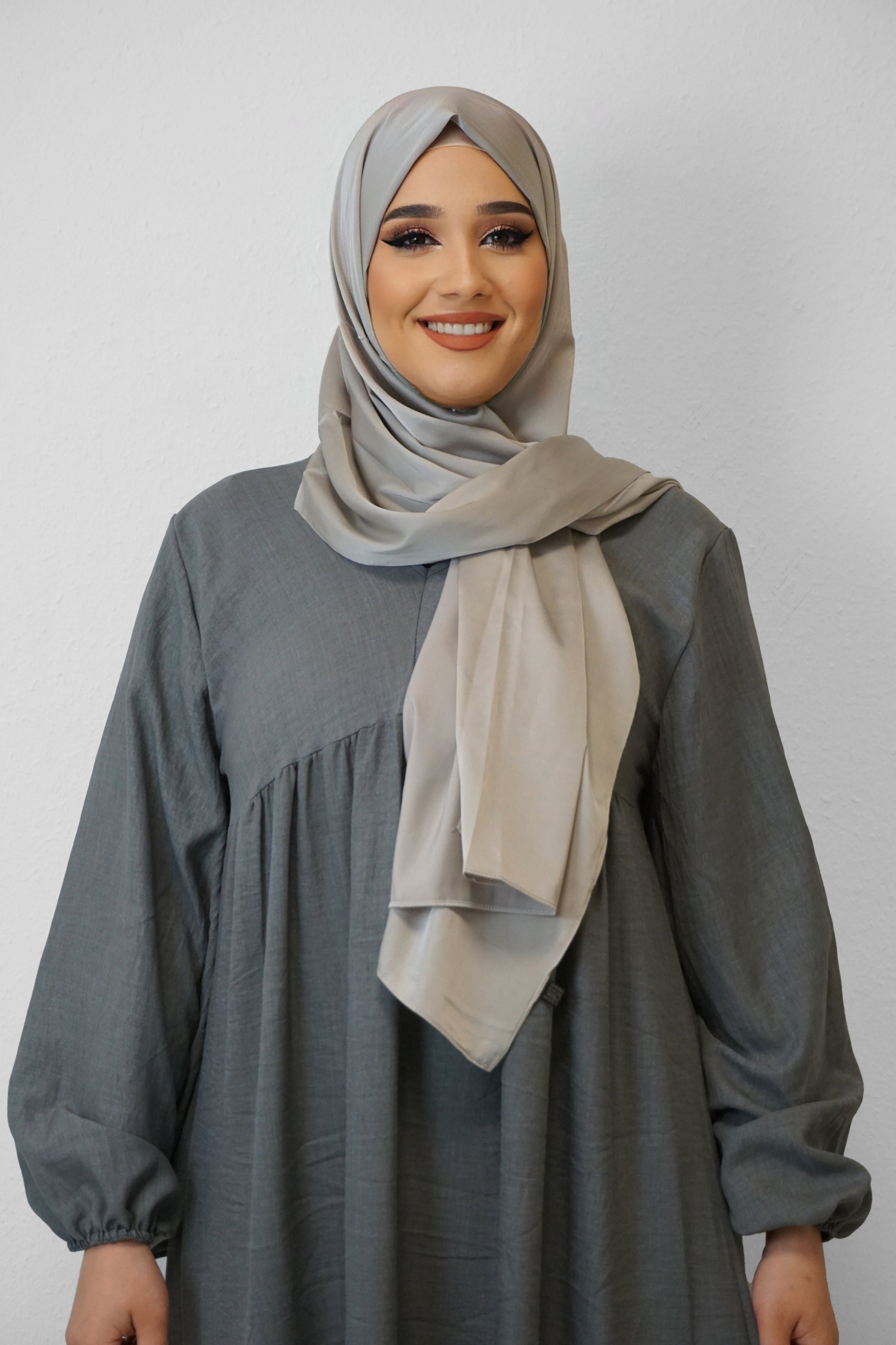 Satin Classic Hijab Erdgrau