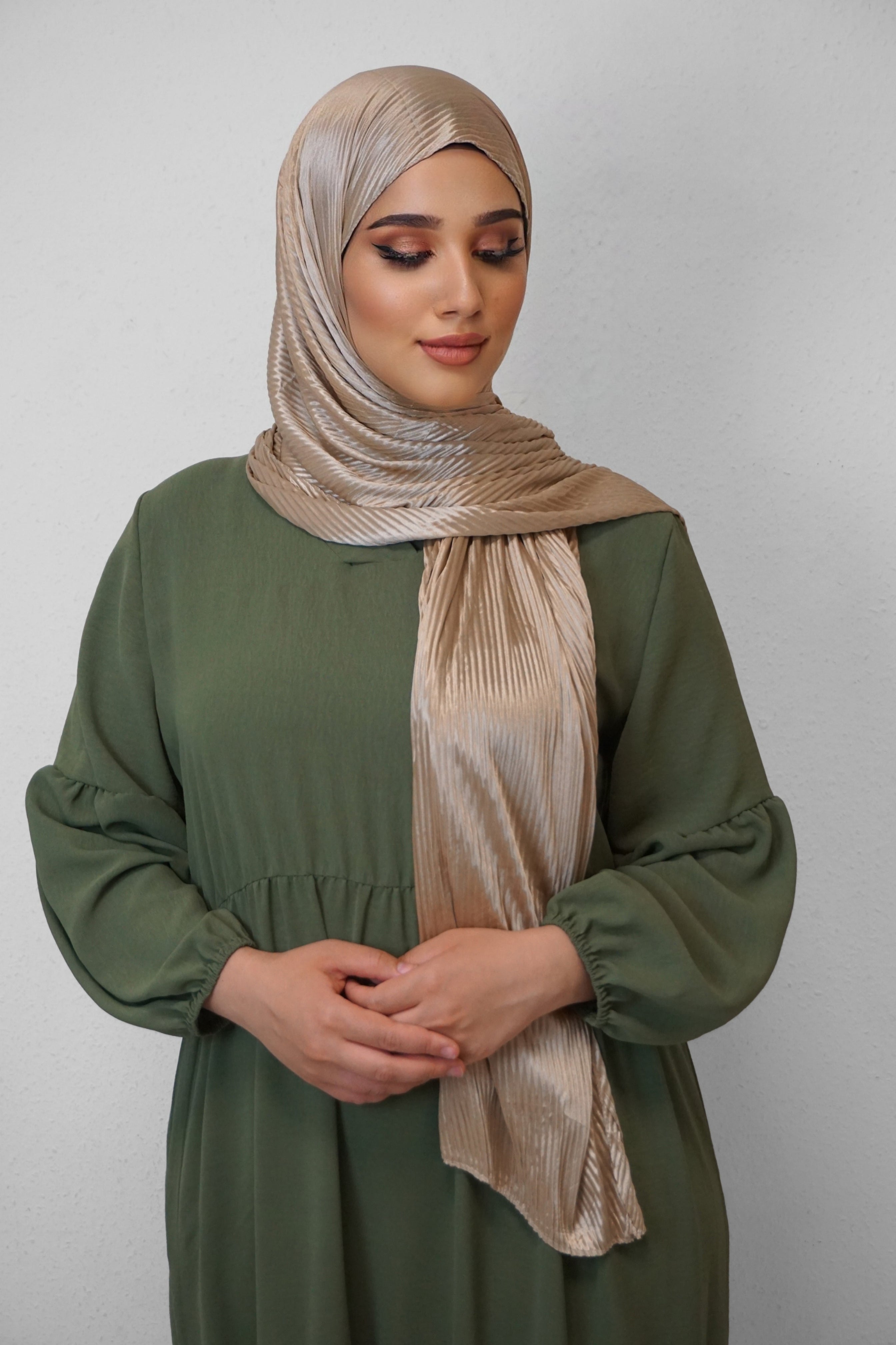 Satin Hijab Plissiert Gold