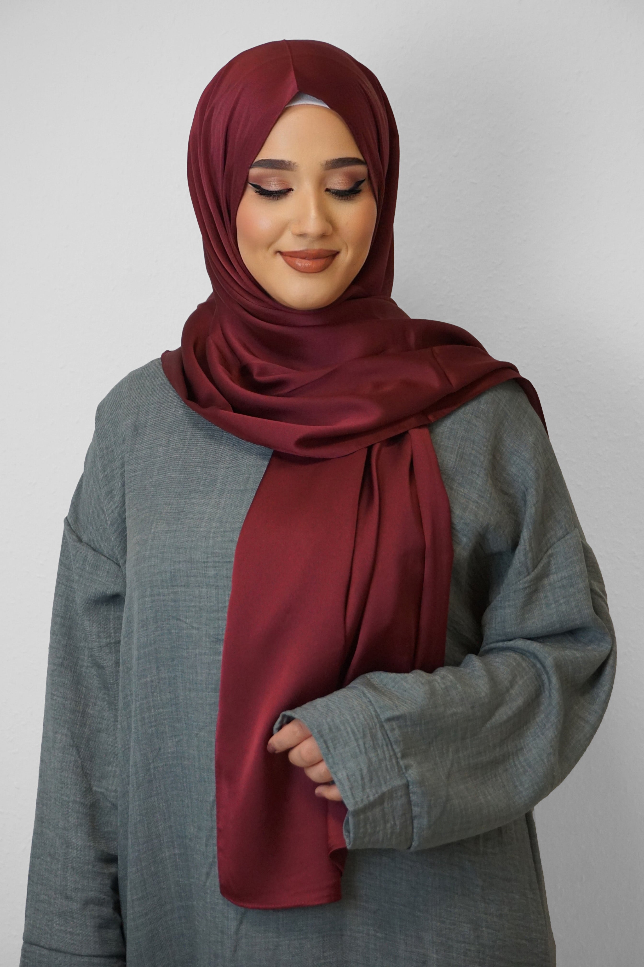 Satin Classic Hijab Bordeaux