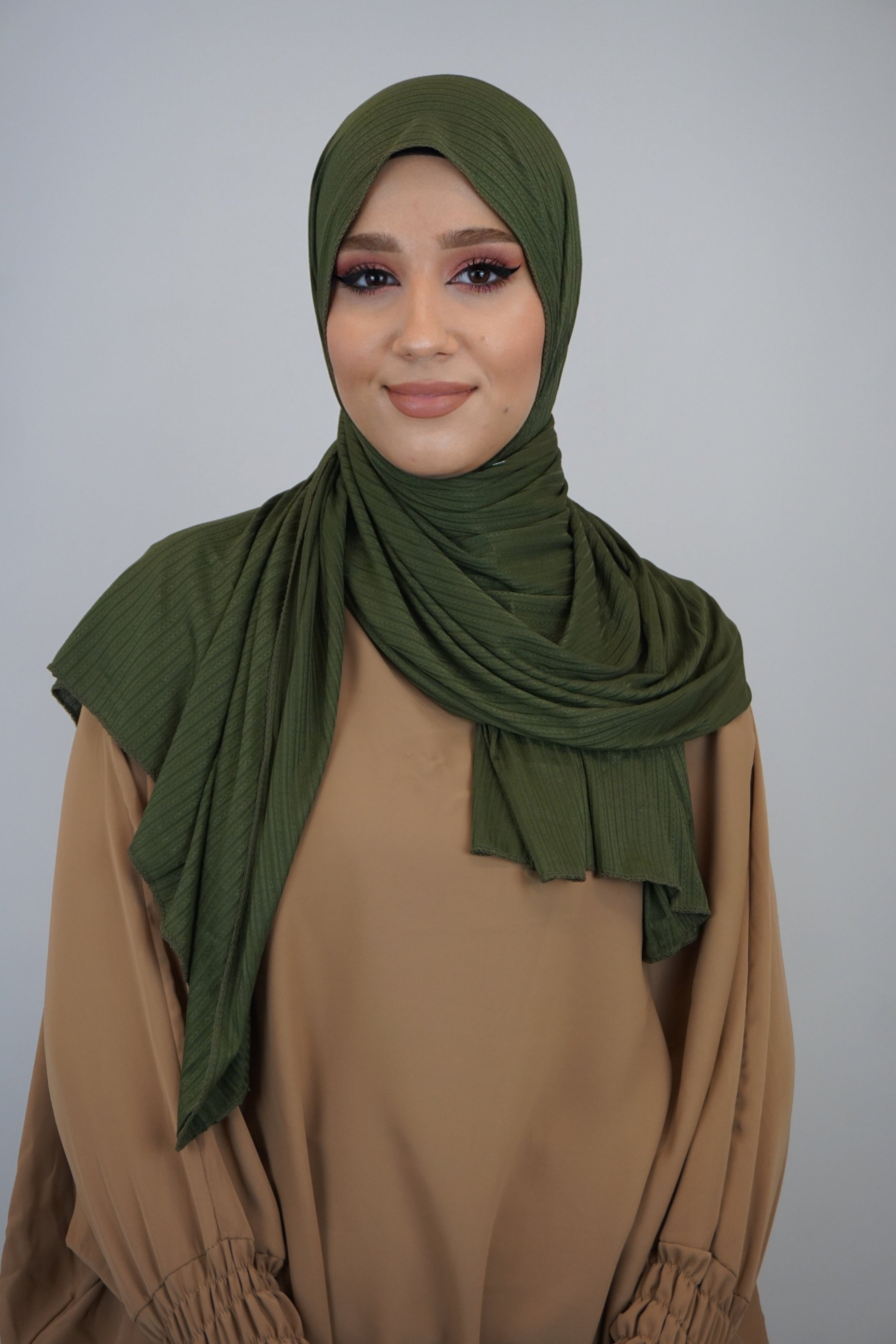 Premium Jersey Ripped Hijab Moosgrün