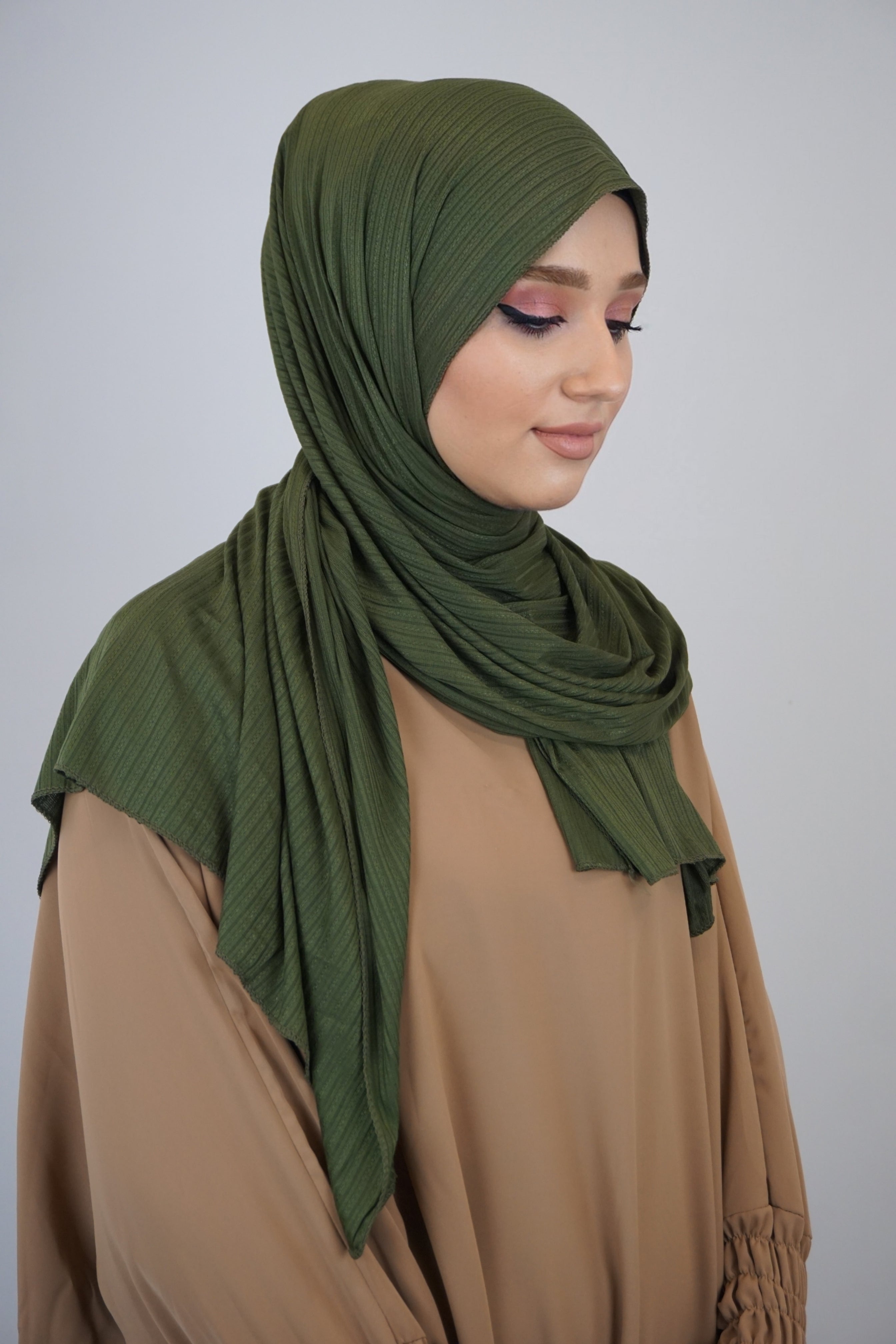 Premium Jersey Ripped Hijab Moosgrün