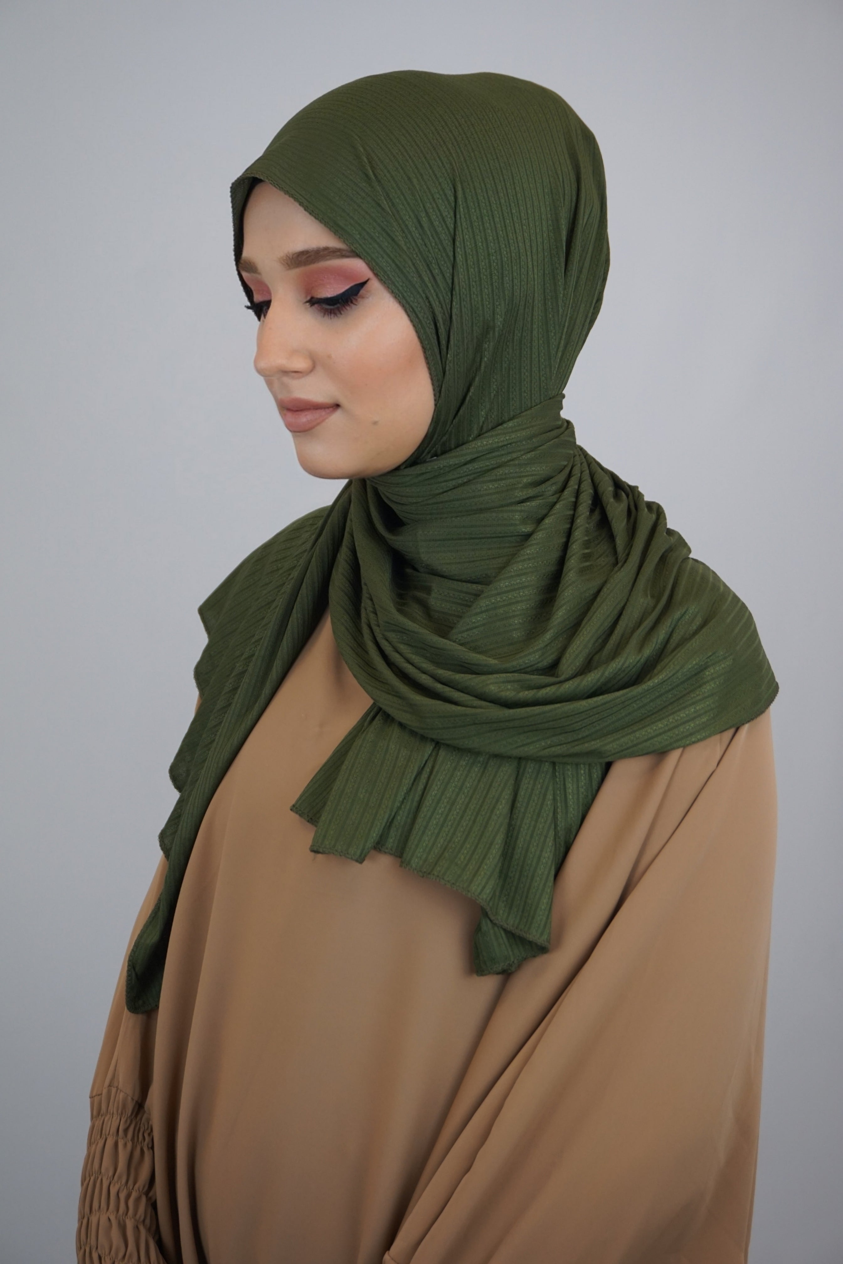 Premium Jersey Ripped Hijab Moosgrün