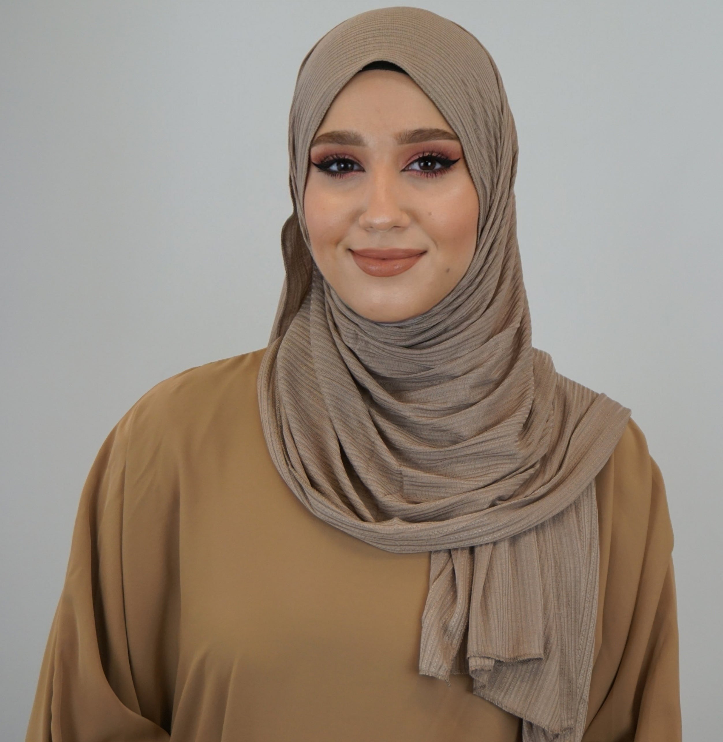 Premium Jersey Ripped Hijab Schlammbraun